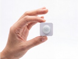Shelly BLU Motion ZB v ruce – ukázka měřítka miniaturního čidla