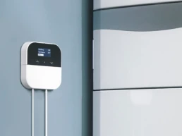 tado° Heat Pump Optimizer X namontovaný na zdi u tepelného čerpadla