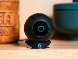 Shelly Camera black na polici