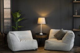 Útulný moderní obývací pokoj s teplým ambientním osvětlením od stolní lampy